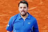Wawrinka fights back to reach quarters