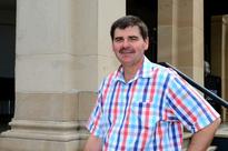 Support Schoolkids Bonus, Labor candidate tells Abbott