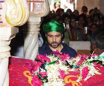 Snapshot: Emraan Hashmi prays at Haji Ali for the success of 'Ek Thi Daayan'