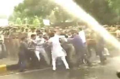 BJP activists clash with police outside Bansal's residence