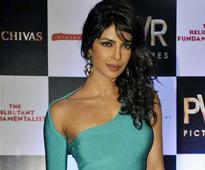 Priyanka Chopra flaunts her absolutely slim physique at premiere