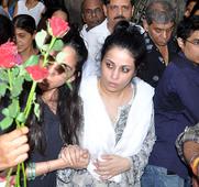 PIX: Antara Mali, friends at Jagdish Mali's last rites