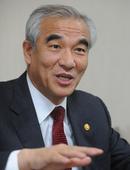 Former minister authors book on spread of hallyu