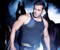 Salman Khan turns arm wrest...