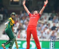 Bowlers take England to final, SA 'choke' again