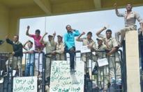 Protesting Egyptian cops block border crossing