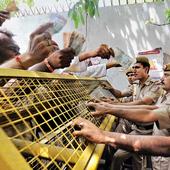 Angry Delhi chants anti-government, police slogans