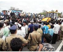 Police arrest hundreds for blocking Hyderabad-Bangalore highway