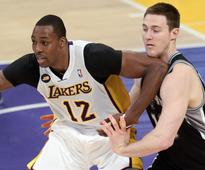 Report: Howard mulling Rockets, other teams
