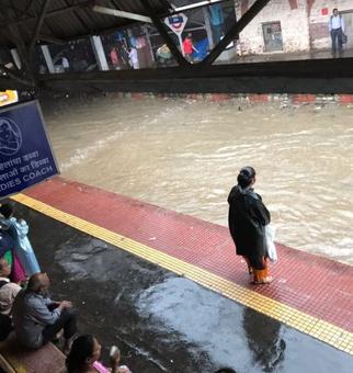 Mumbai under waist-deep water, more rain expected Mumbai under waist-deep water, more rain expected