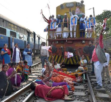 Dalit protests turn violent during Bharat bandh, 9 dead Dalit protests turn violent during Bharat bandh, 9 dead