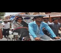 Vasundhara Raje pleases Muslim rickshaw-puller with Rs 1501 tip, projects Kataria as victim