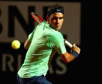 Fluent Federer strolls past Simon