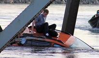 3 survive Seattle-Canada highway bridge collapse