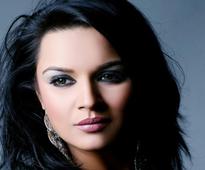 Aashka Goradia single-handedly catches thief