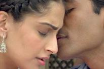 Sonam-Kapoor-Dhanush-s-sizzling-chemistry-in-Raanjhanaa