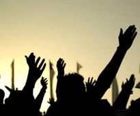 Police batoncharge protesters outside Jati Umra