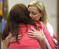 Teen in devastated Oklahoma town handing out hugs