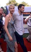 Liv Tyler Talks Braless Gwyneth Paltrow, Makeup-Free Julia Roberts (PHOTOS)