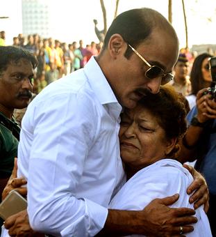 Touching scenes at Vinod Khanna's funeral Touching scenes at Vinod Khanna's funeral