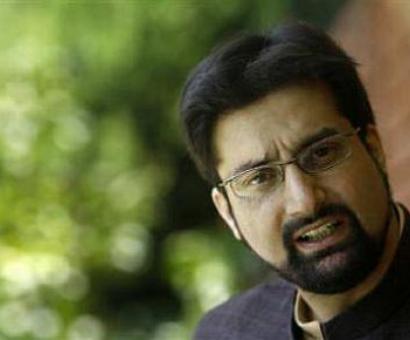 Omar should quit if he feels so helpless: Mirwaiz