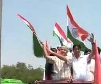 Arvind Kejriwal's supporters head to Delhi Chief Minister Sheila Dikshit's home