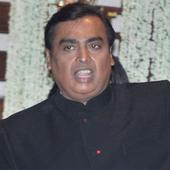 Mukesh Ambani wows with Rs 1.5 lakh-crore promise