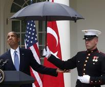 Obama puts Marines on umbrella duty, irking conservatives