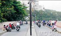 Failing to tackle chain snatchers, cops take to moral policing