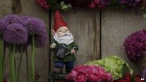 Queen visits Chelsea Flower Show