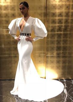 Deepika, Kangana, Sonam's love for low neck fashion! Deepika, Kangana, Sonam's love for low neck fashion!