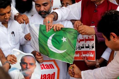 Pak govt slammed for 'poor handling' of Jadhav case Pak govt slammed for 'poor handling' of Jadhav case