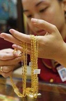Gold jewellers face SHORTAGE of stocks