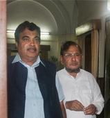 Gadkari, Naqvi meet NDA convenor Sharad Yadav