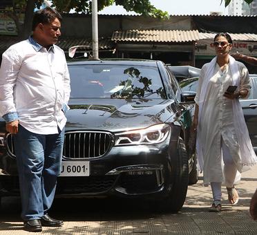 PIX: Kajol, Rishi Kapoor attend Reema Lagoo's funeral PIX: Kajol, Rishi Kapoor attend Reema Lagoo's funeral
