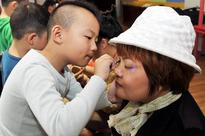 Children celebrate coming Mother's Day in E China