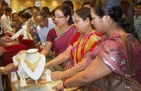 Retailers run short of gold stock