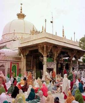 PM offers 'chadar' at Ajmer Sharif