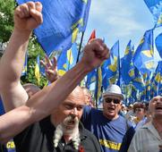 Supporters, opponents of Ukraine president clash in Kiev