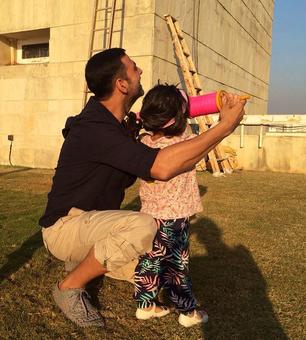 Akshay, Shah Rukh, Hrithik: How off-duty daddies spend time Akshay, Shah Rukh, Hrithik: How off-duty daddies spend time