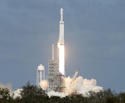 World's most powerful rocket soars toward Mars, with a Tesla roadster as payload World's most powerful rocket soars toward Mars, with a Tesla roadster as payload