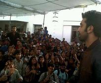 Ranbir Kapoor guarded by Shahrukh Khan's bodyguard