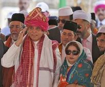Pakistan PM offers prayers at Ajmer dargah amid protests