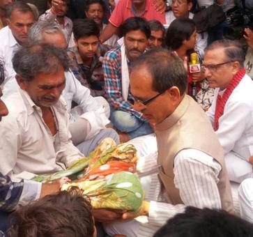 Shivraj visits Mandsaur, meets families of farmers killed in police firing Shivraj visits Mandsaur, meets families of farmers killed in police firing