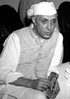 Now, Nehru's statue blackened in West Bengal Now, Nehru's statue blackened in West Bengal