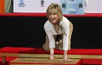 Jane Fonda leaves her prints in cement at Chinese Theatre ceremony