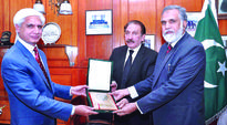Justice Iftikhar Muhammad Chaudhry presenting a shield to Habib-ur-Rehman Sheikh