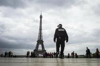 Man shoots himself dead in nursery school near Eiffel Tower