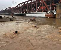 Yamuna water crosses danger mark, flood threat over Delhi