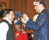 Asif Hashmi receives Sitara-e-imtiaz